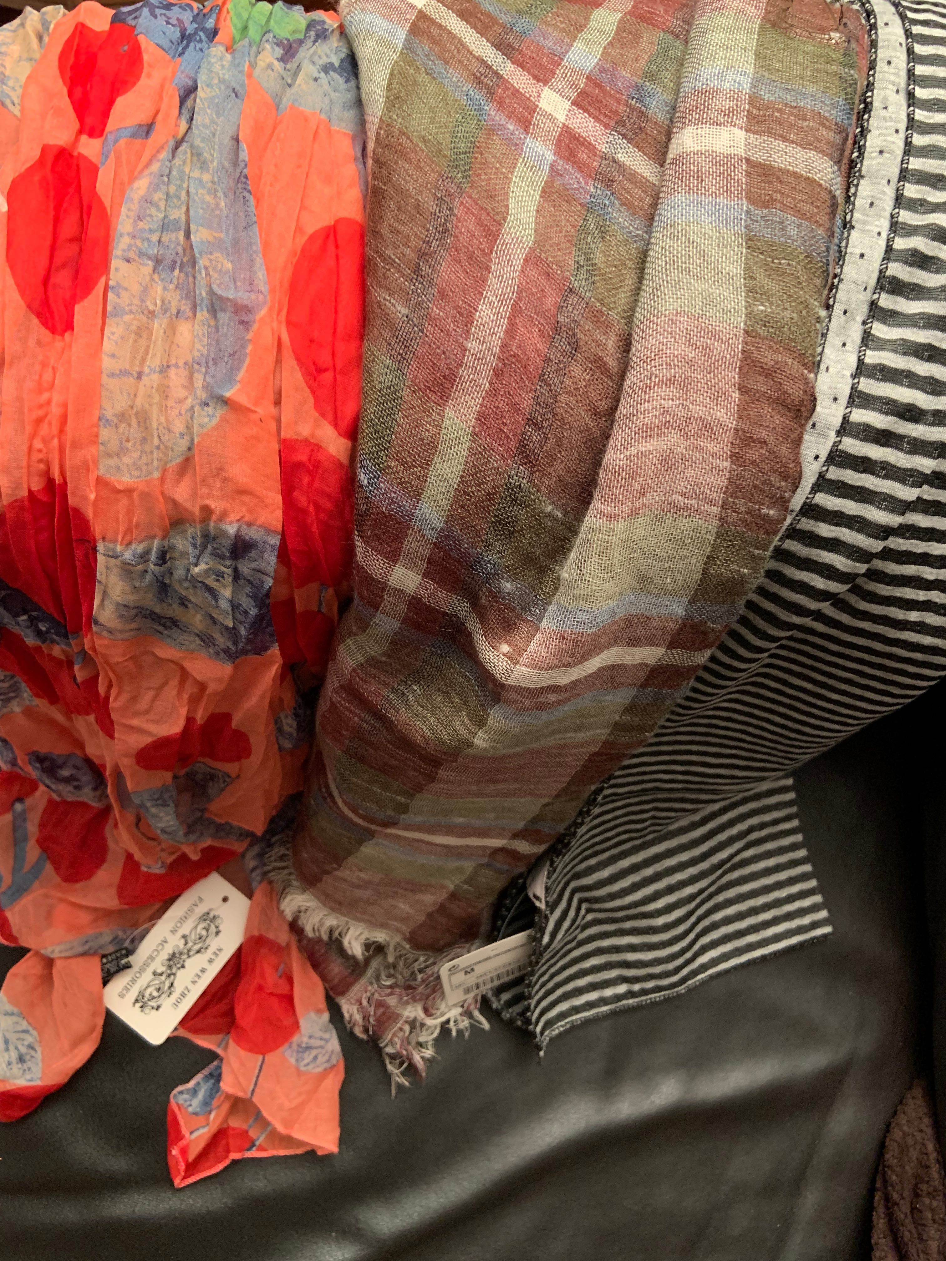 Conjunto de 3 Echarpes novas. Vendo conjunto ou separadamente.