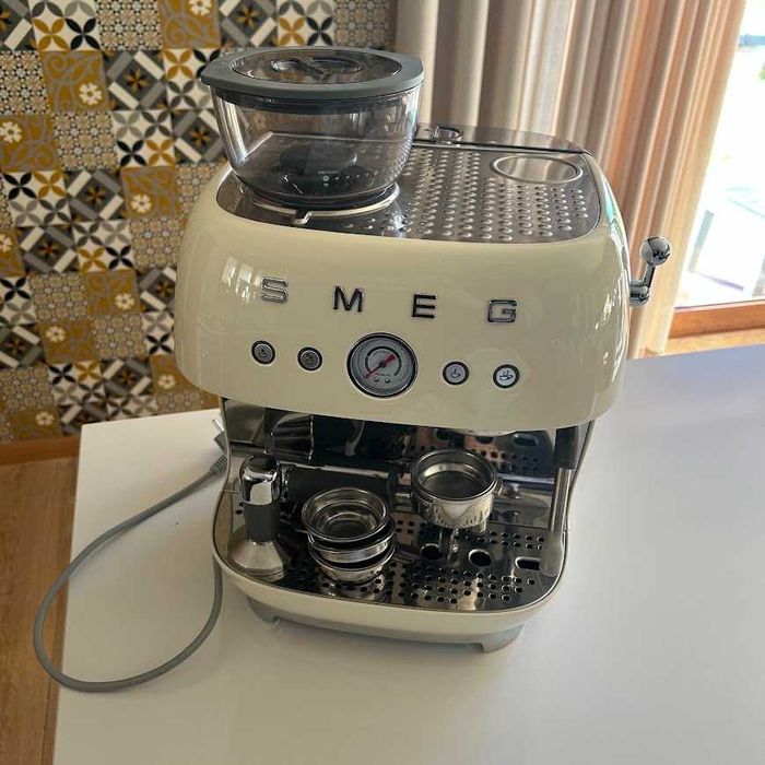Máquina de Café Smeg com Moinho