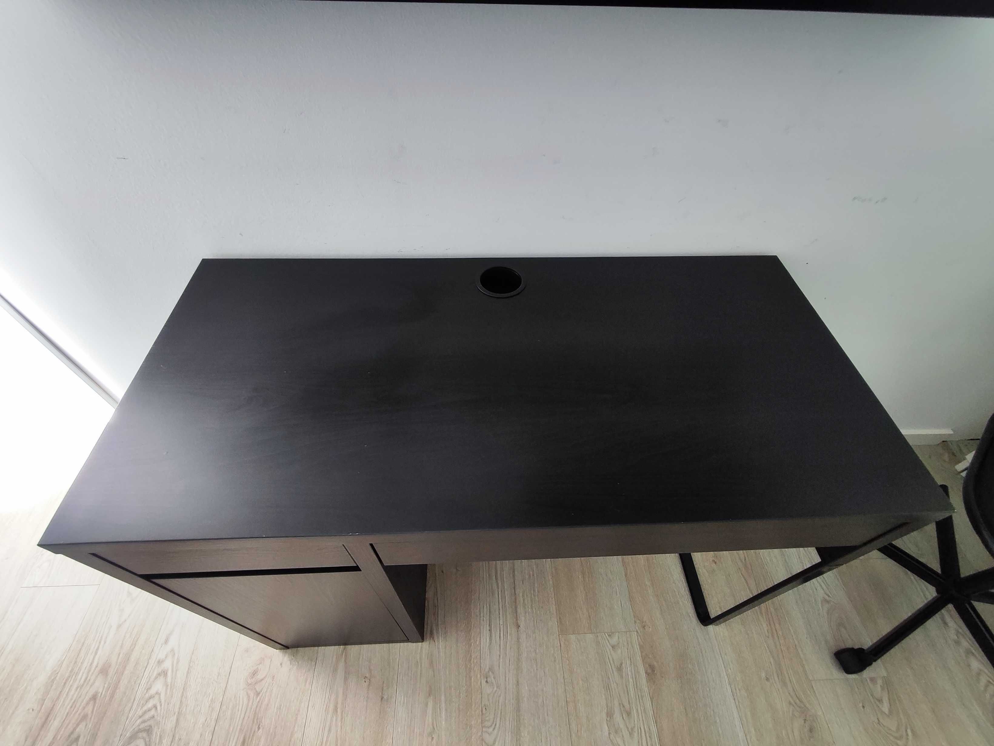 Secretária ikea Micke com cadeira e candeeiro