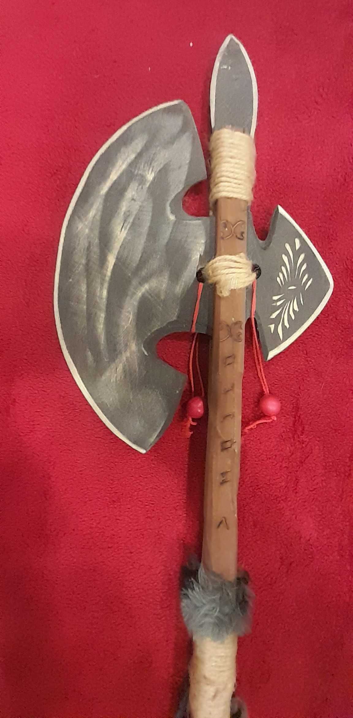 Drewniany topór z rękojeścią oplecioną sznurkiem. Długość ok. 70cm