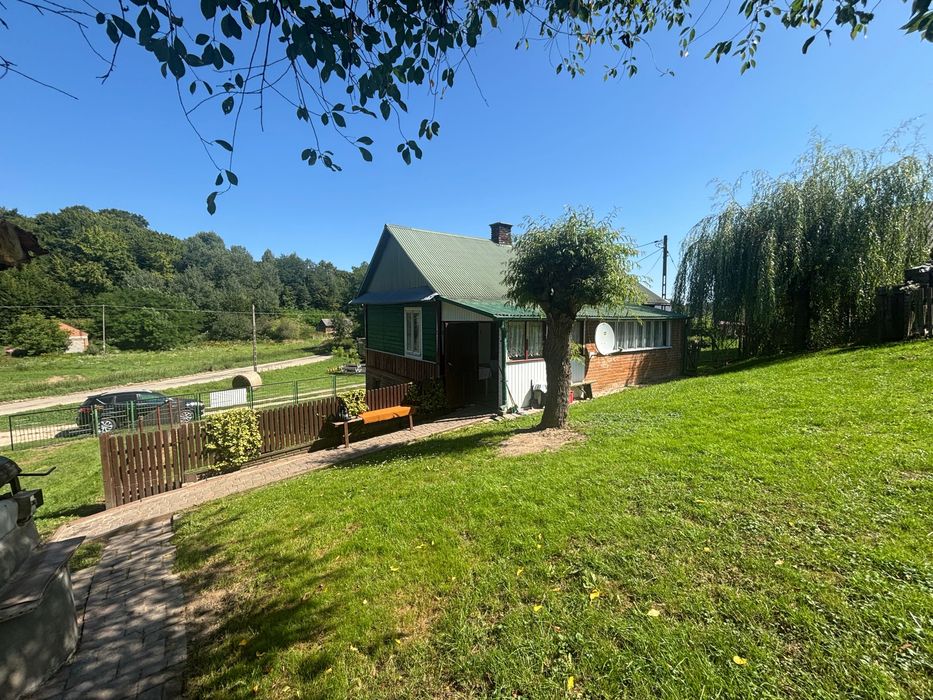 Nieruchomosc zabudowana domem w spokojnej okolicy z budynkami