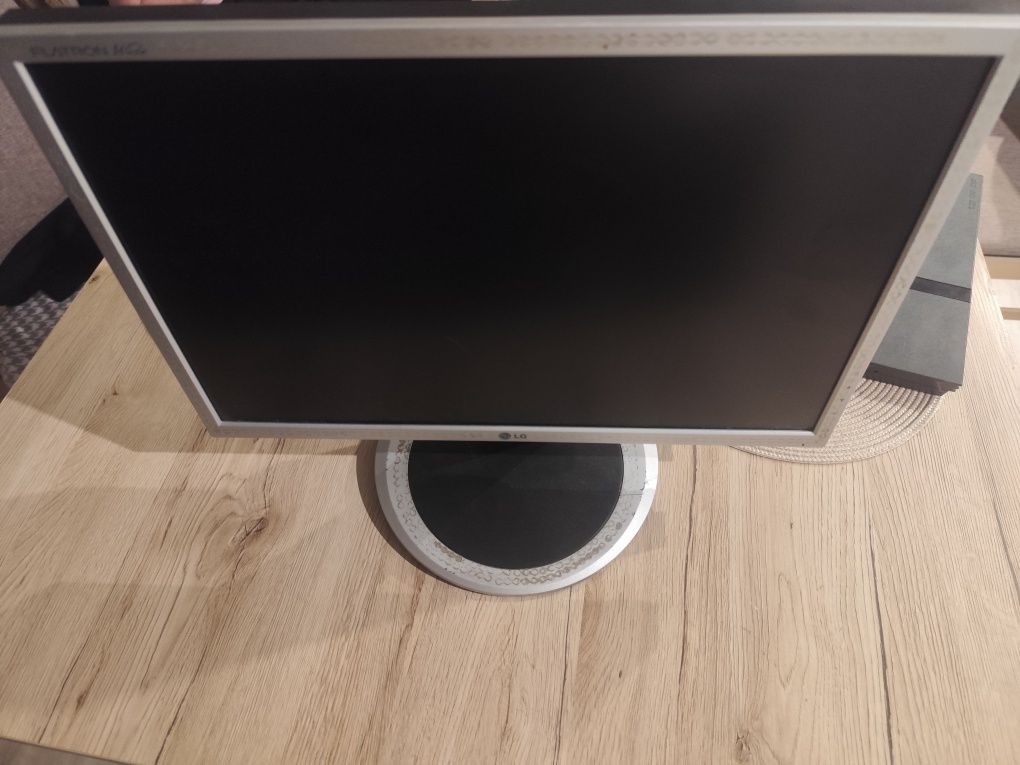 Monitor do komputera sprawny z kablami