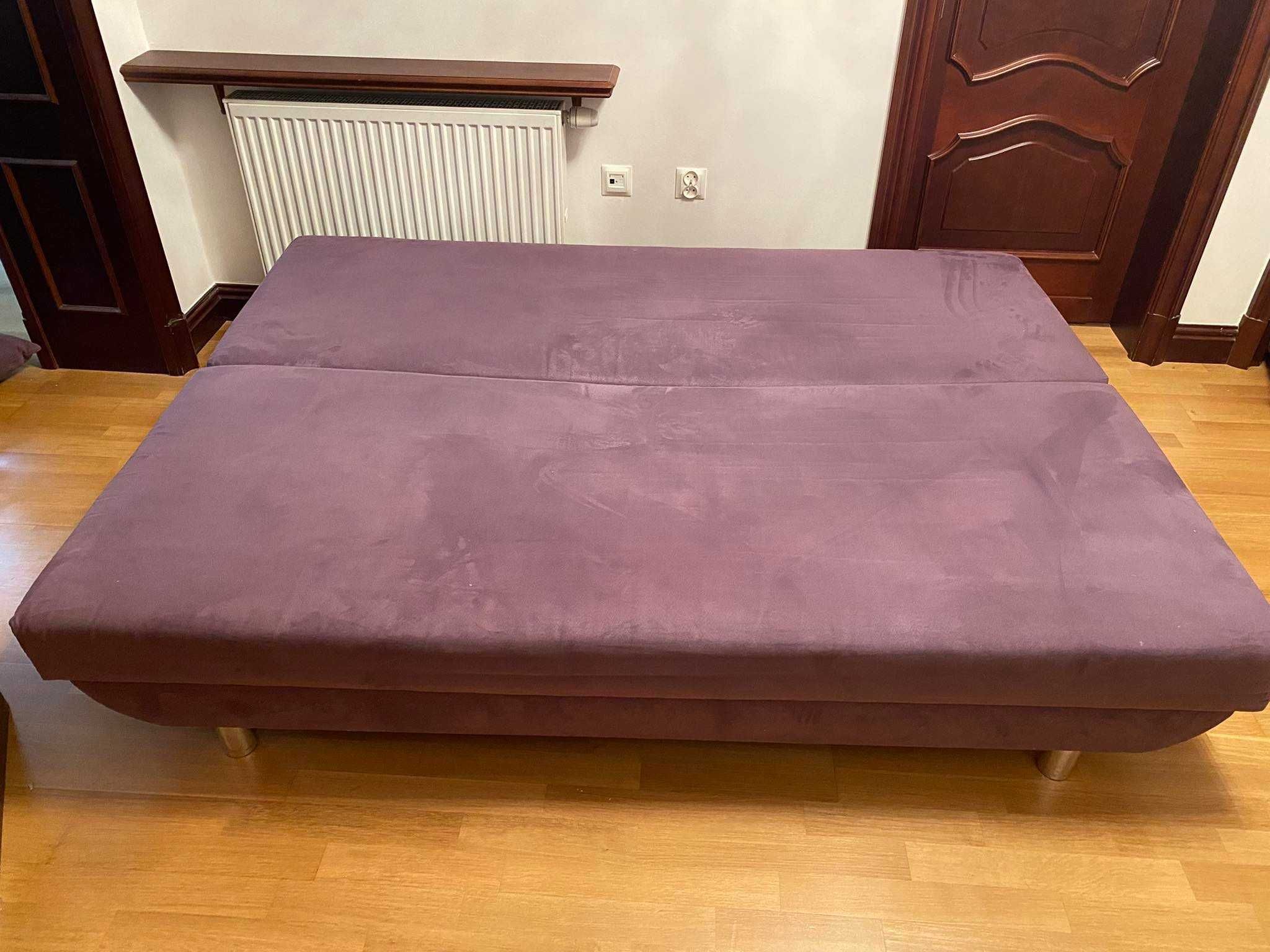 Fioletowa sofa rozkładana