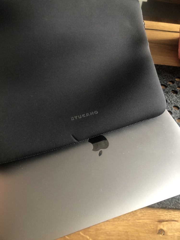 pokrowiec etui czarne Wloska jskosc do macbook 13”