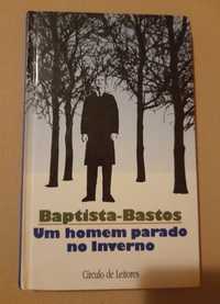 "Um homem parado no Inverno"