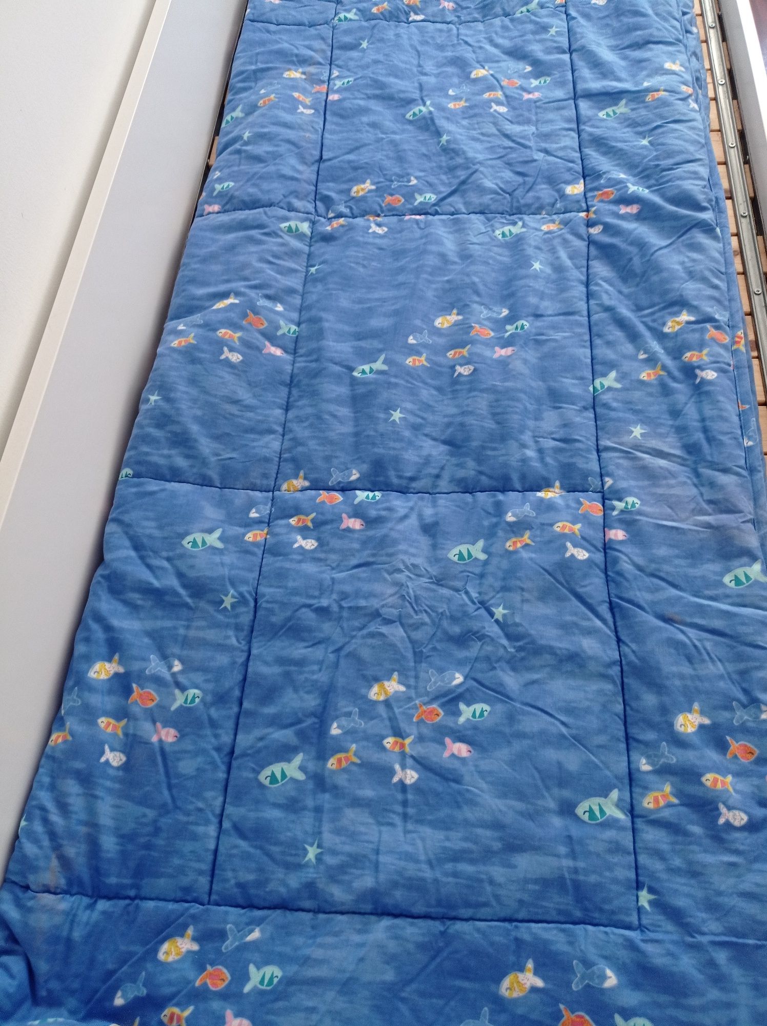 Edredão azul para cama de criança