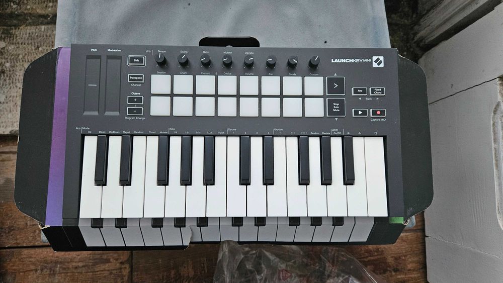 Teclado MIDI controlador - Novation Launchkey Mini mk3