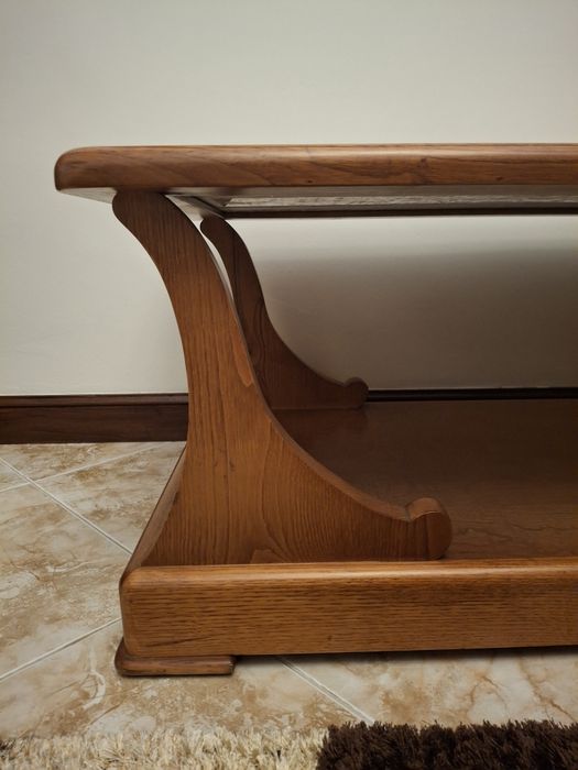 Mesa de centro de sala em madeira maciça e pedra