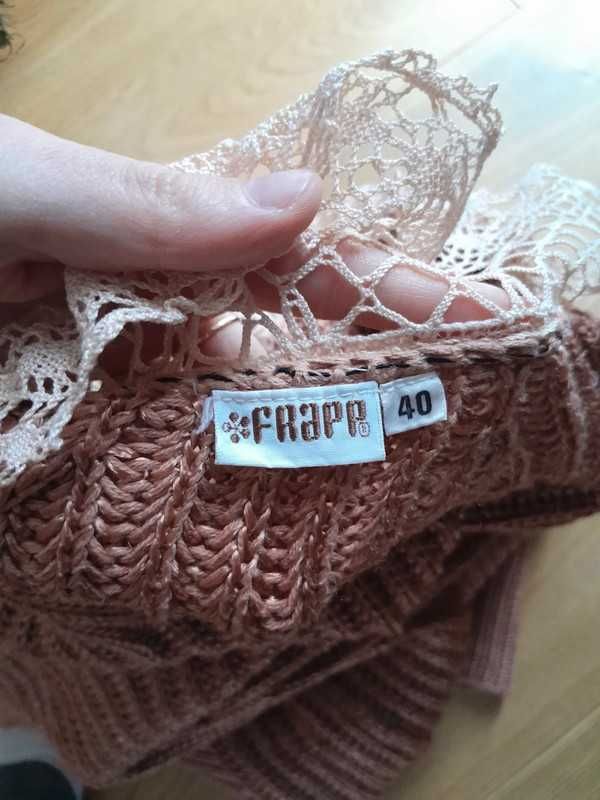 Elegancki świąteczny sweter bawełniany z koronkowym kołnierzykiem r.M