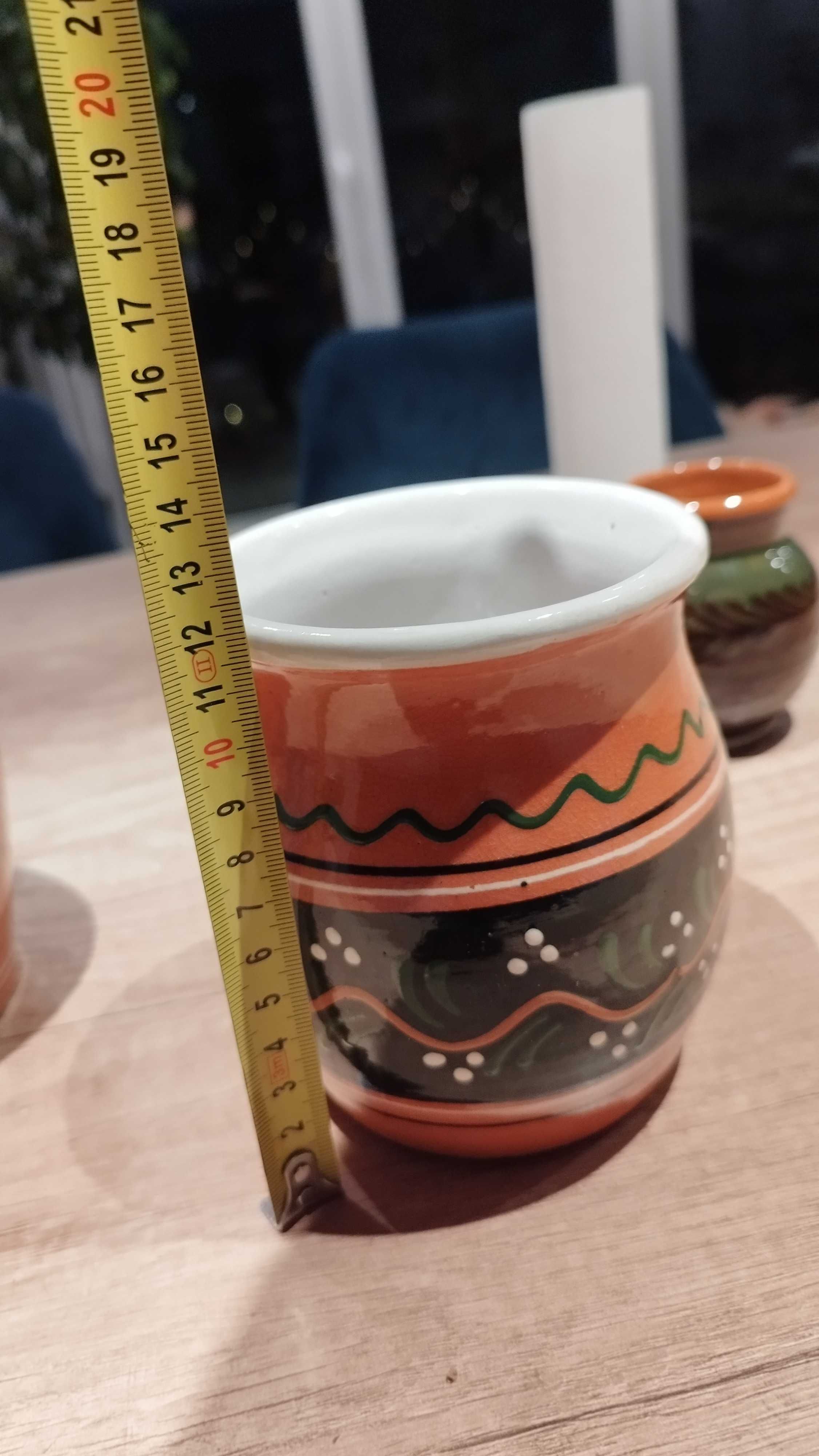 Zestaw trzech ceramicznych dzbanów, PRL