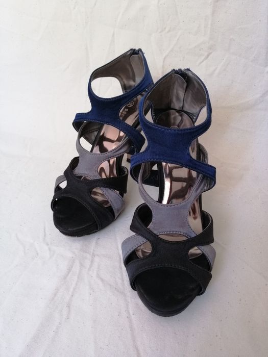 Sandálias de salto alto fino tricolor acetinadas