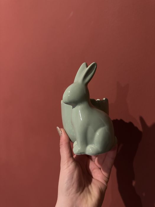 Świąteczny zając miseczka na jajko kwiatka figurka ozdoba wielkanocna