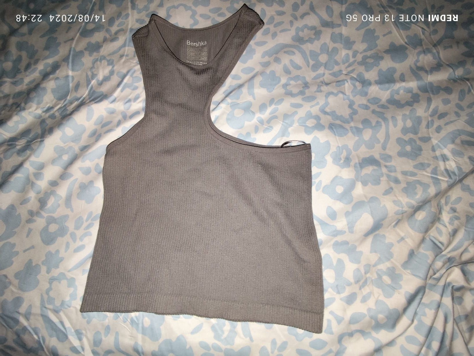 Cropped cinza bershka.