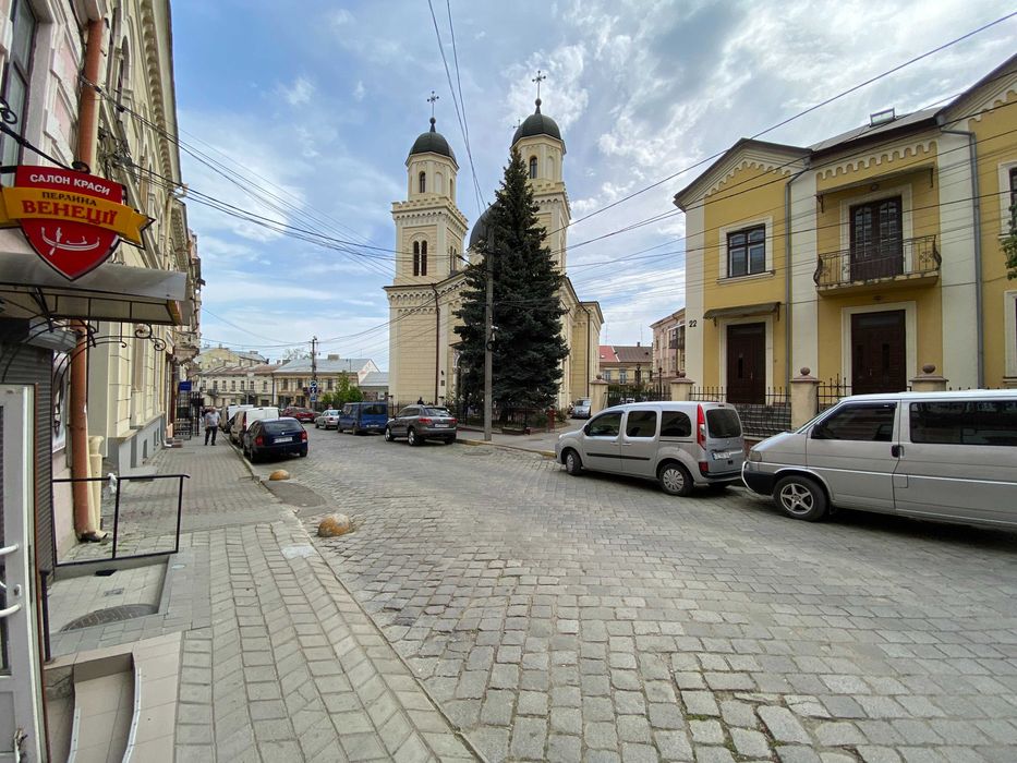 Продаж комерції 1100 м2, землі 13 соток в історичному Центрі Чернівців