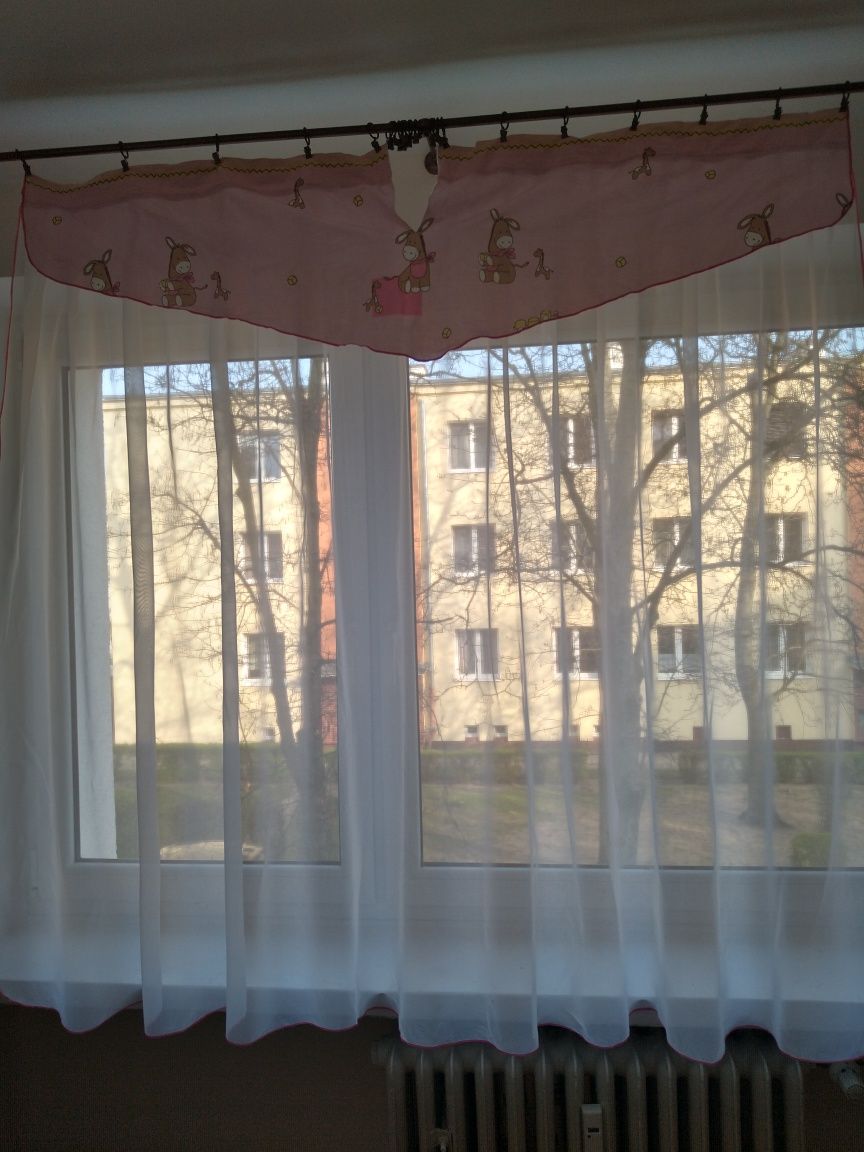 Firanka gotowa do pokoju dziecięcego z różowym obszyciem 160x150 cm