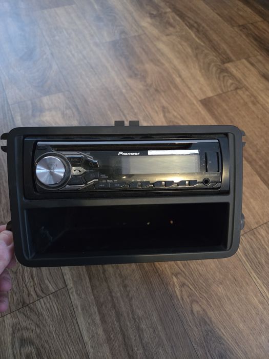 Продам автомагнитолу Pioneer в гарному стані із шахтою.