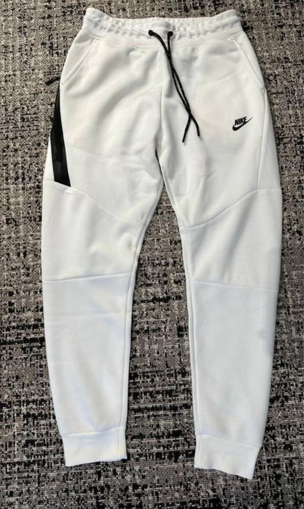 Oryginalny dres sportowy Nike Tech Fleece