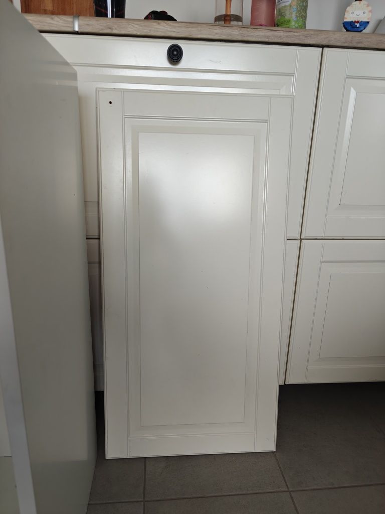 Szafki IKEA METOD, Fronty BODBYN kolor kremowy, półki UTRUSTA