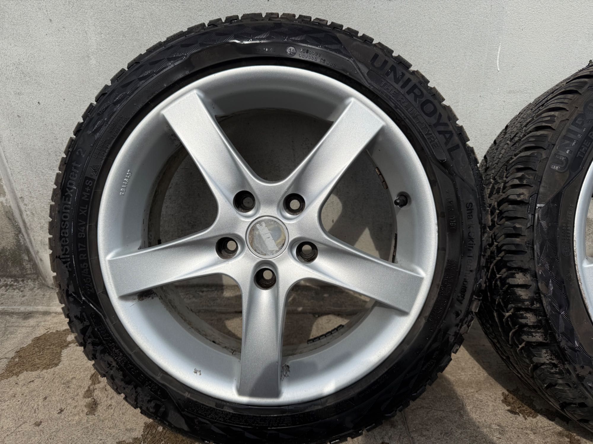 Felgi ze śrubami + NOWE opony całoroczne Uniroyal 225/45/R17 - zestaw