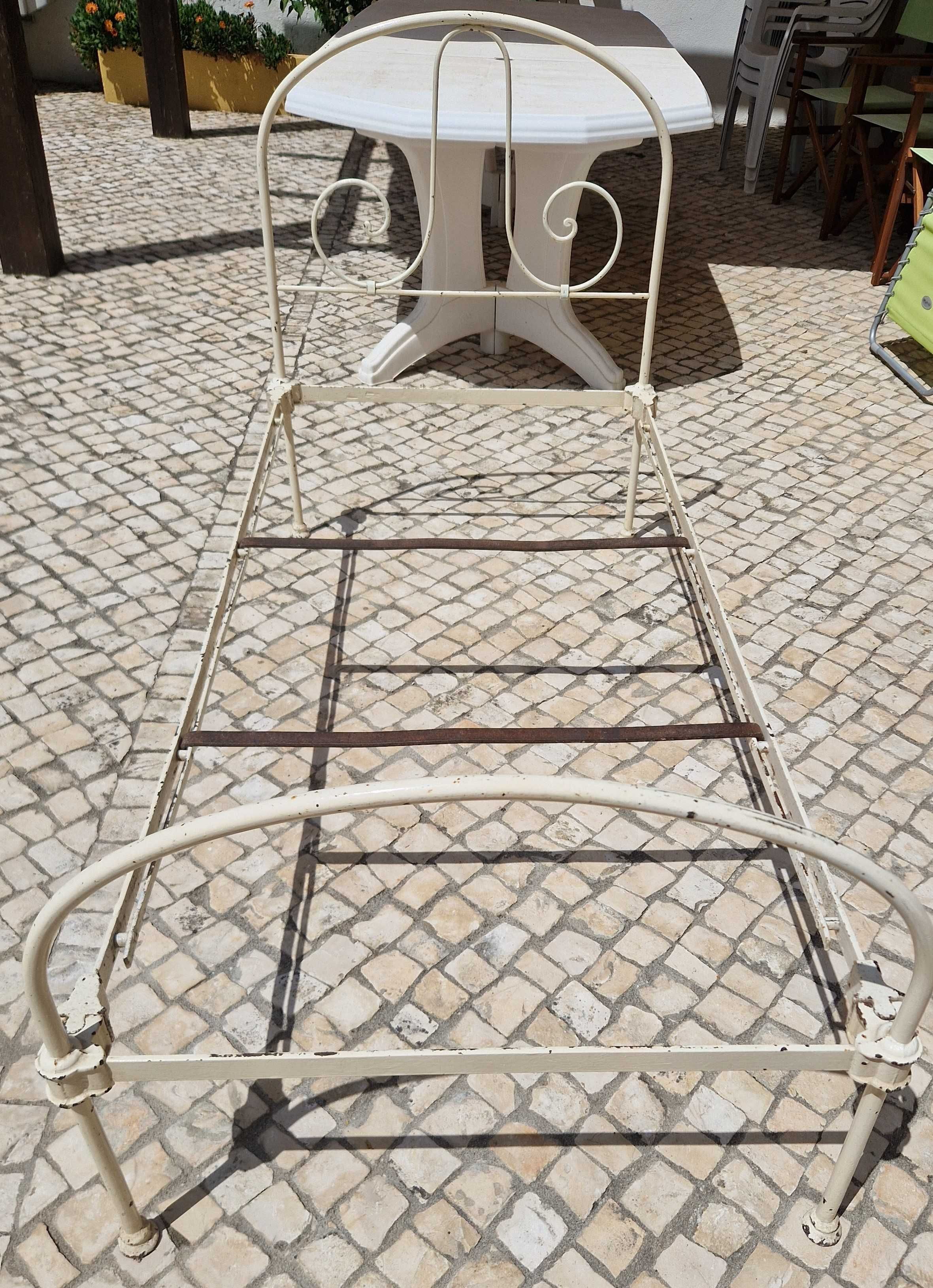 Cama de ferro antiga