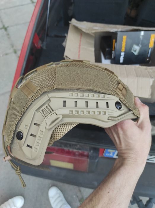 Кавер на шолом та навушники