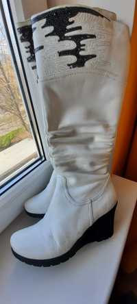 Белые кожаные сапоги на цегейке, на 36-37 размер