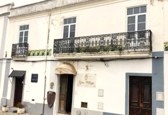 Edifício apalaçado de dois pisos, com 626m² de área bruta de constr...