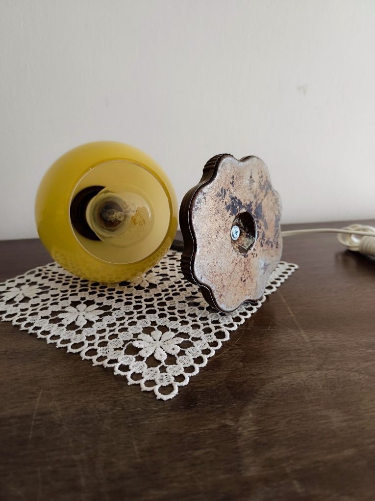 Malutka zabytkowa lampka nocna z mosiężnymi elementami. Vintage Retro