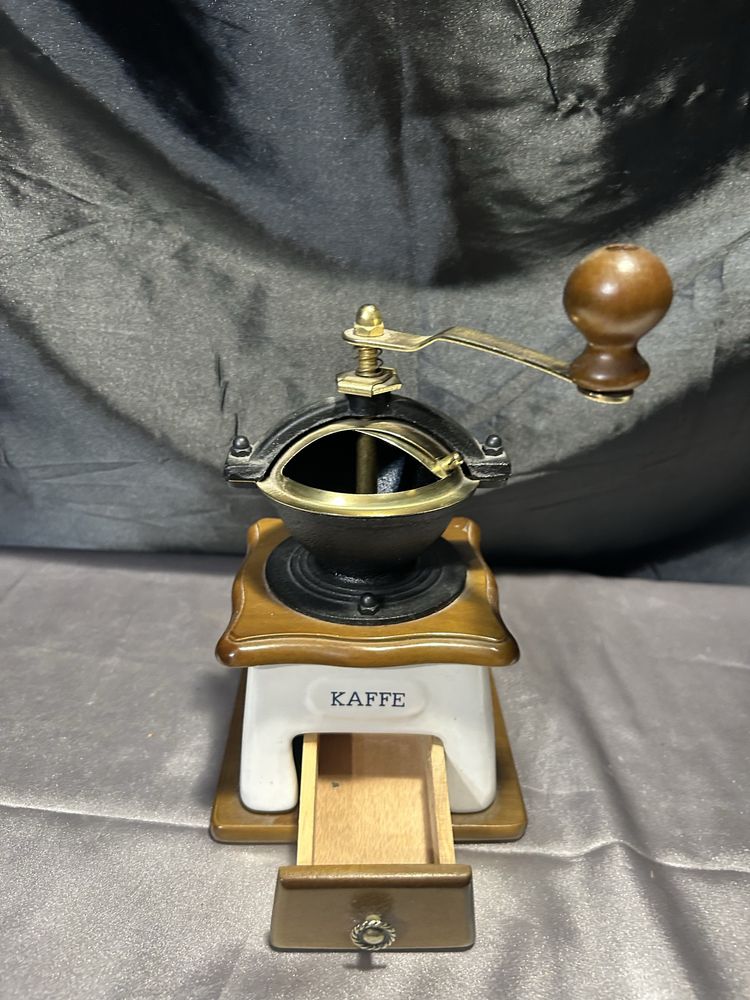 Młynek do kawy – Ceramiczny z malowanymi wiatrakami – Napis "Kaffee"