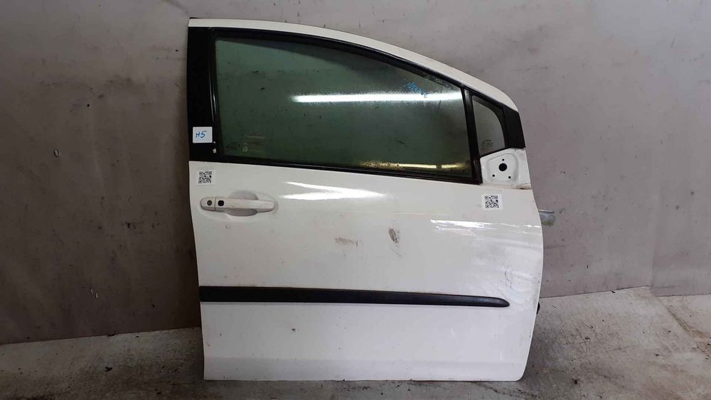 / DRZWI PRZÓD PRZEDNIE PRAWE TOYOTA YARIS 2 II 068 BIAŁY