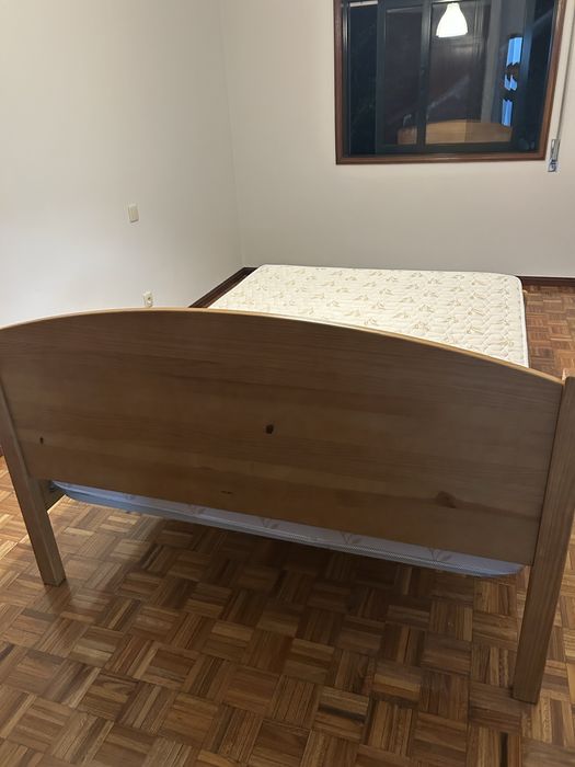 Cama de casal em madeira