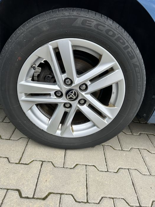 Oryg. Felgi Toyota Corolla 16 cal z oponami letnimi oraz czujnikami