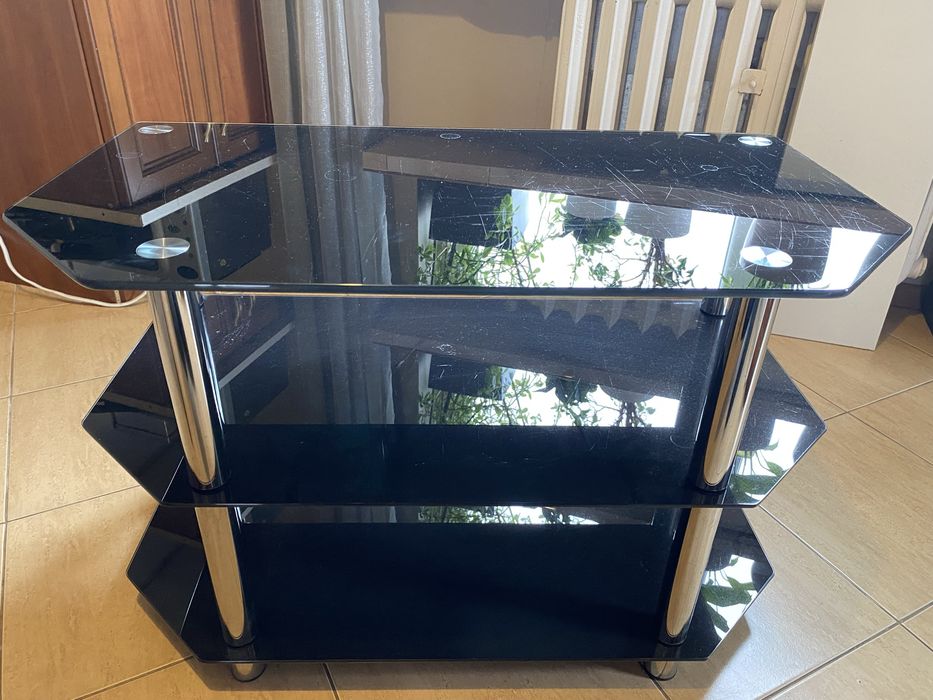 Stolik rtv ze szklanymi półkami