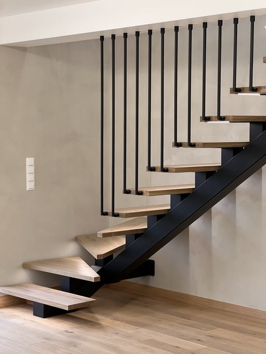 Schody Drewniane Na Konstrukcji Stalowej, metalowa belka centralna