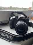 Olympus E-510 z obiektywem 14–42 mm i ładowarką