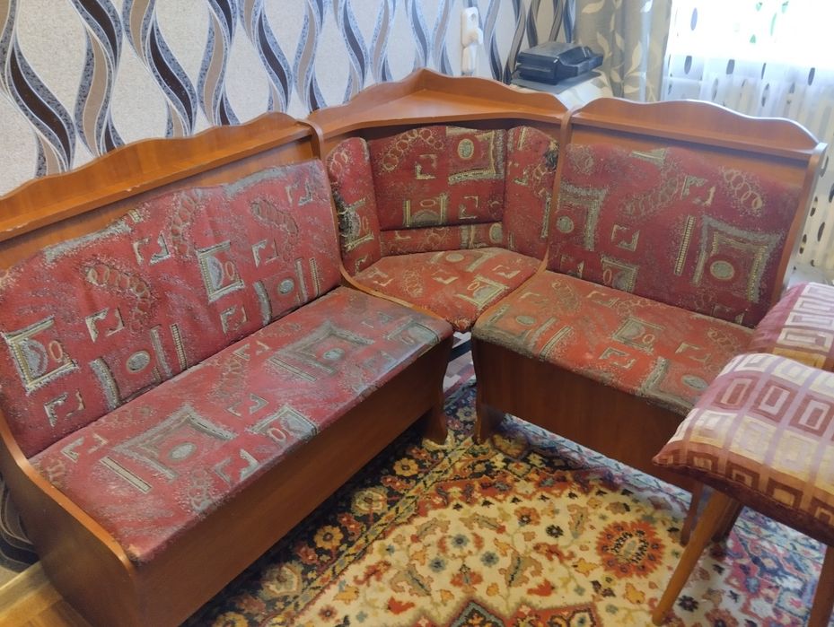 Кухонный уголок + 2 табуретки