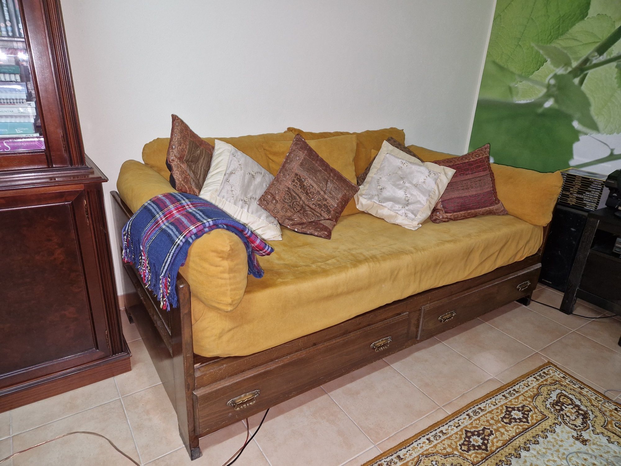 Cama de corpo e meio com colchão e laterais de 3 frentes para  sof