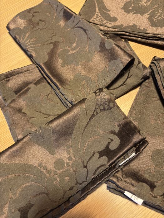 Corre-mesa e sete guardanapos iguais.