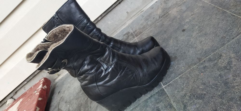 Продам жіночі зимові ботінки в чудовому стані