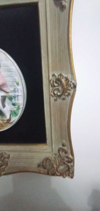 Escultura de casal em biscuit emoldurada (tondo)