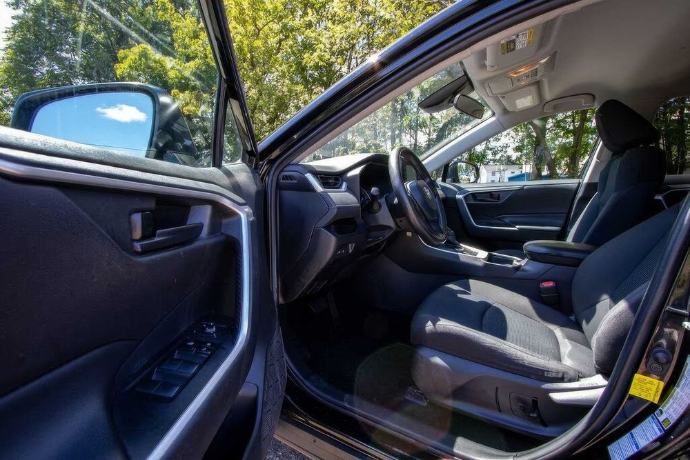 Toyota RAV4 Hybrid LE      2021
