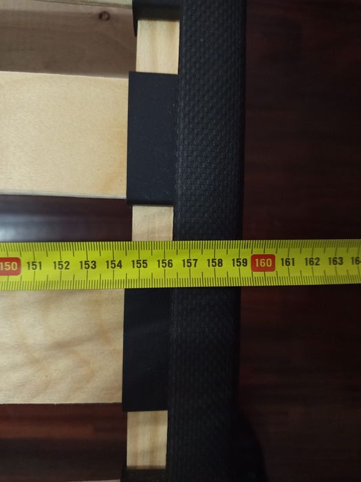 Estrutura  de cama com estrado com pés   de madeira