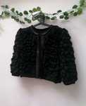 Casaco Preto Curto com folhos