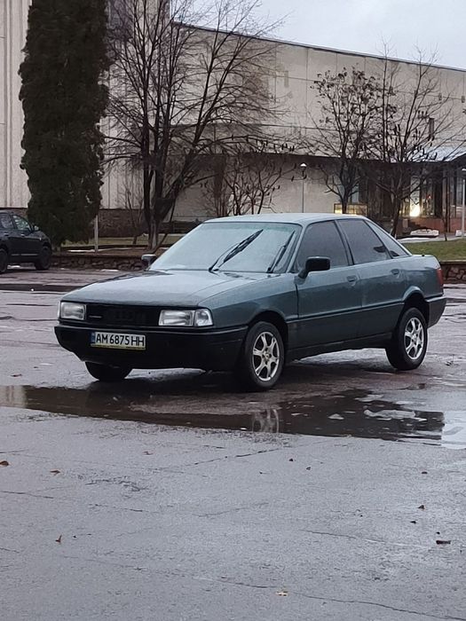 Audi 80 1.8 торг у капота.