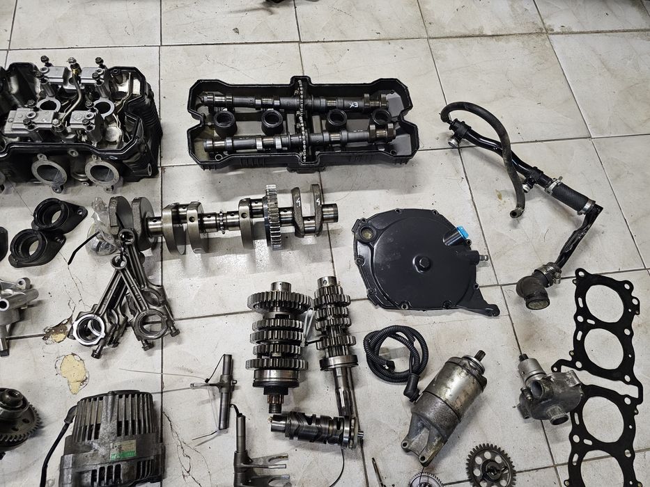 Suzuki GSXR 750 silnik części GSX-R wał głowica skrzynia kapa zębatka