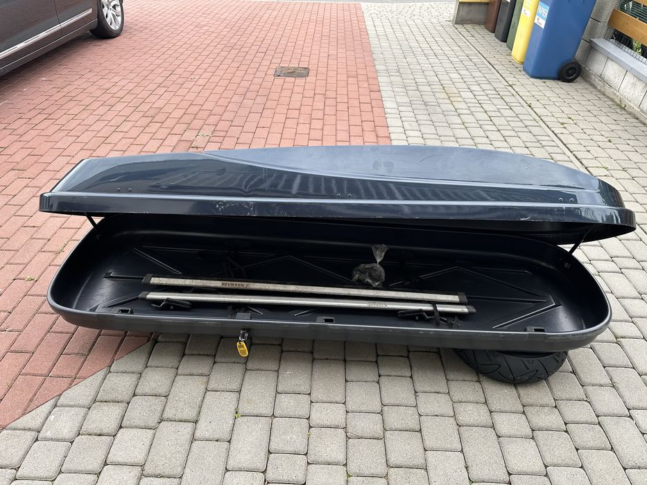 Box dachowy z belkami na relingi