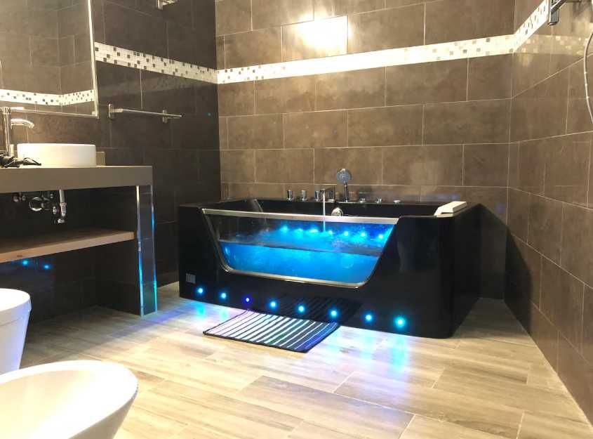 Przestronny Apartament z Jacuzzi w Centrum Miasta!
