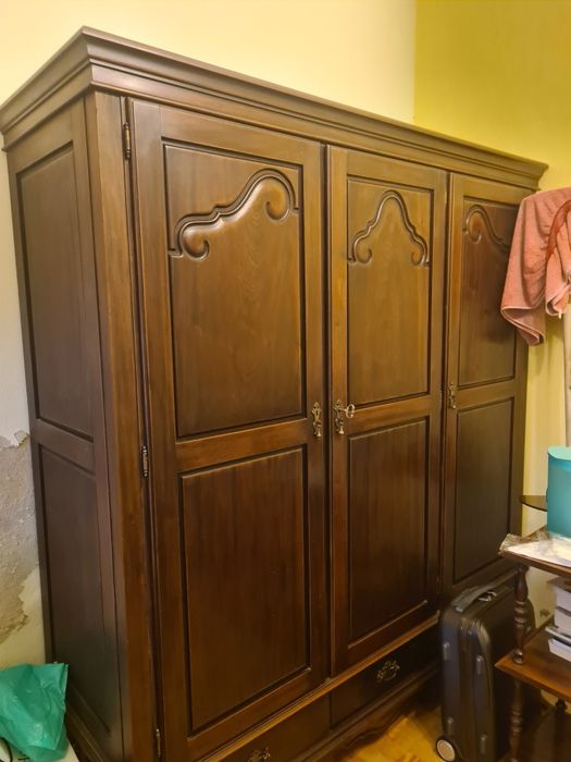 Guarda fatos de madeira de mogno