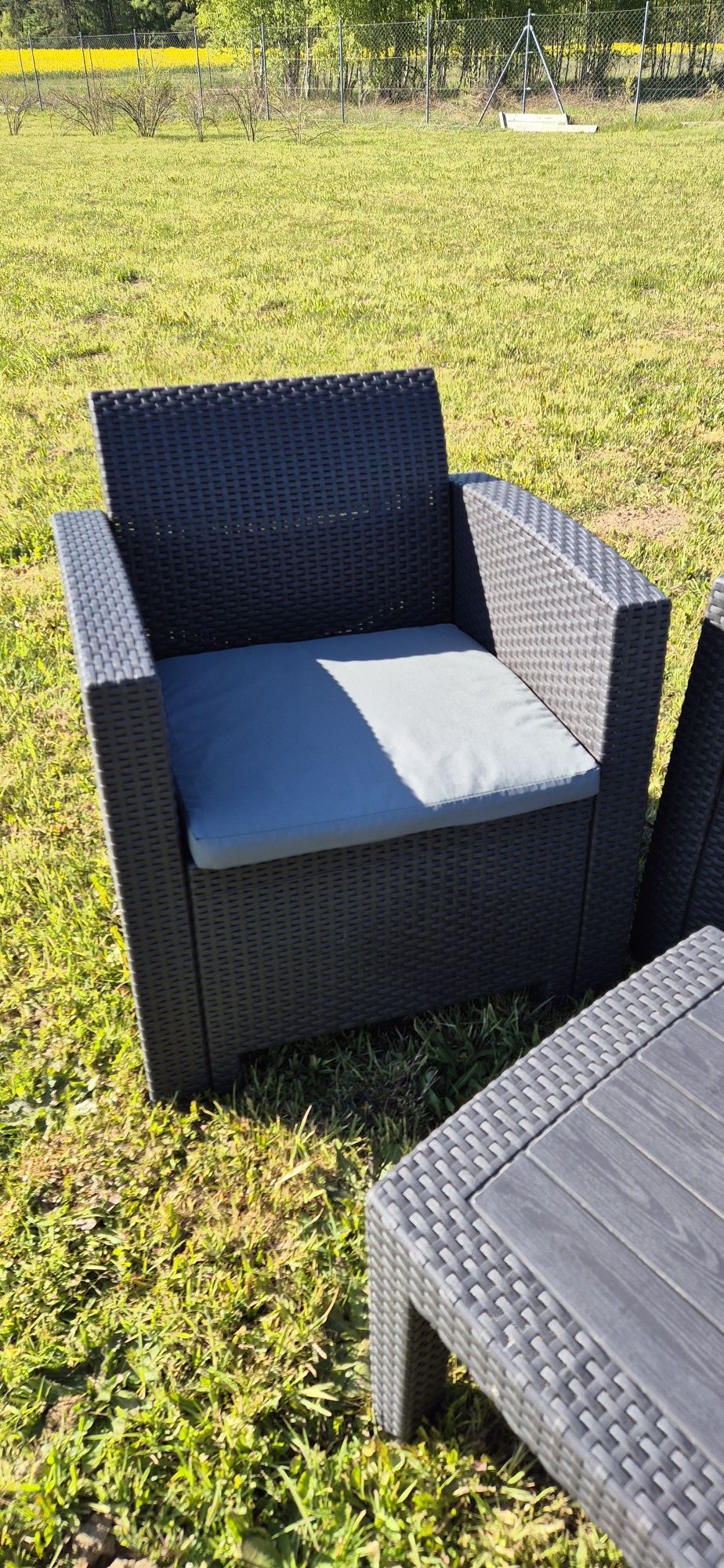 Komplet mebli ogrodowych sofa fotele i stolik