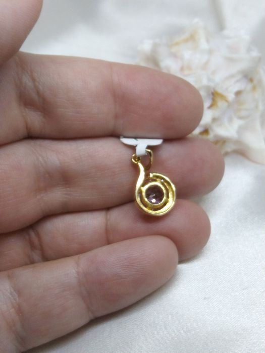 Złoty wisiorek z fioletowym oczkiem złoto 333